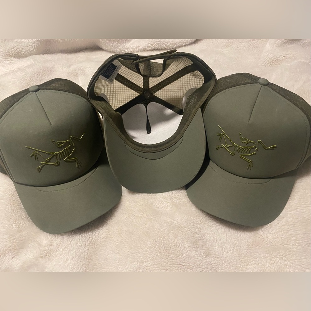 NEW NEVER WORN-ARCTERYX-forest green arcteryx trucker hat